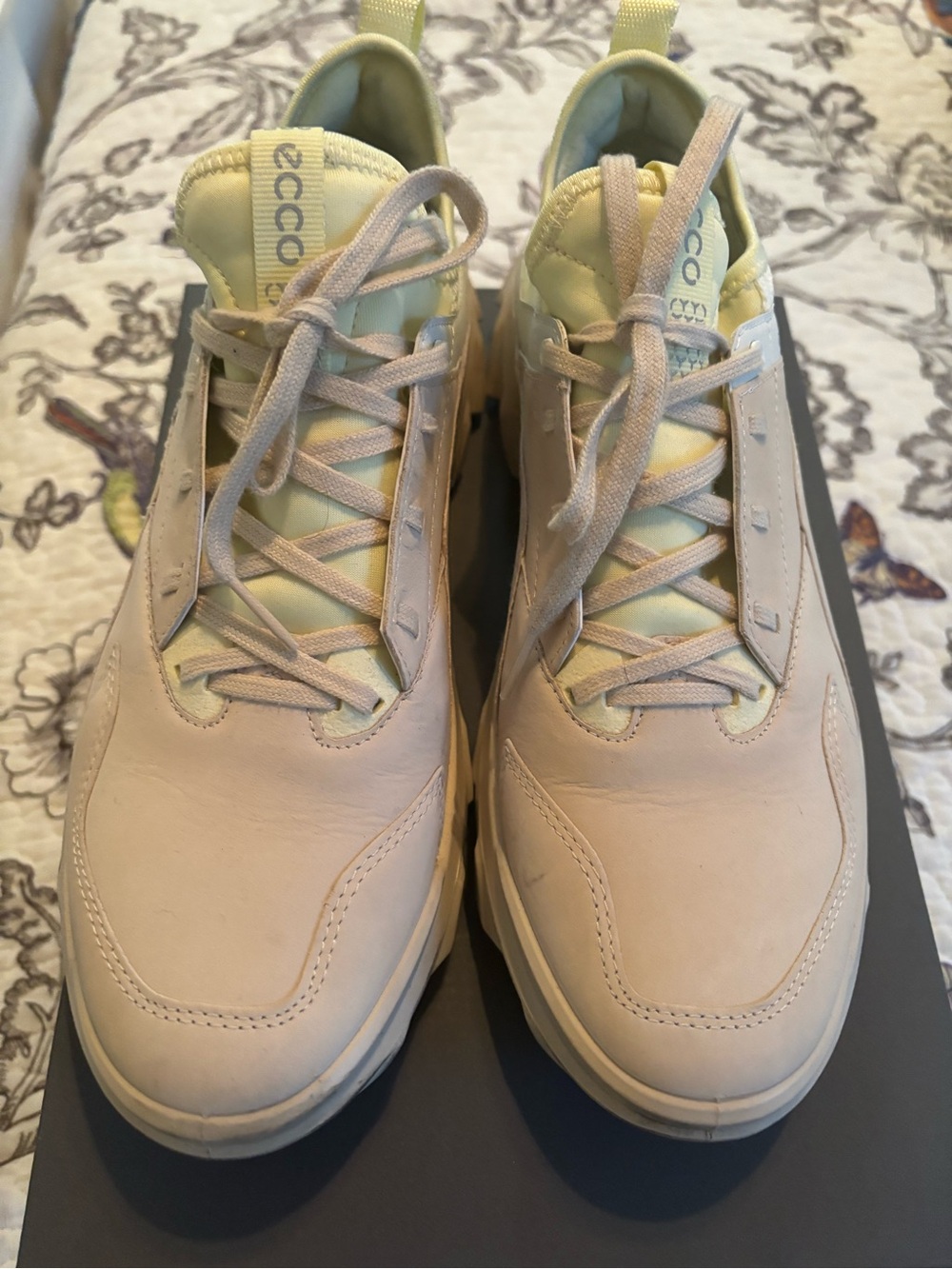 Ecco MX W Low Sneakers
Worn once